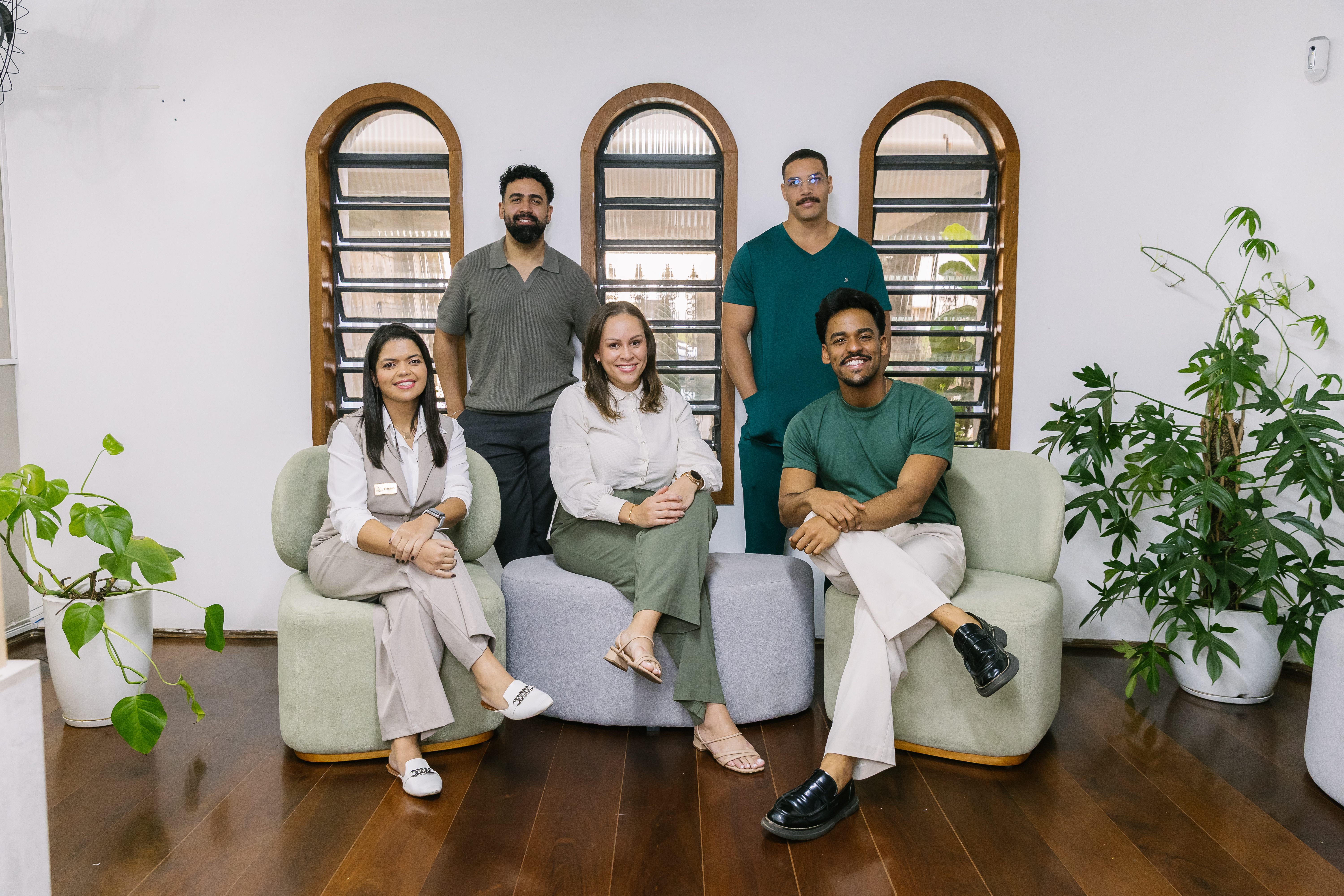 Equipe da Virello Saúde Integrada, reunida no sofá da recepção